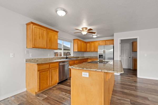 1642 Hollyhock DR, Medford, OR 97504