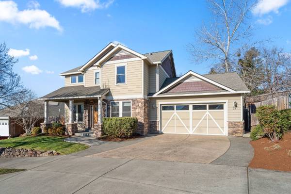 78 Greenmoor DR, Eagle Point, OR 97524