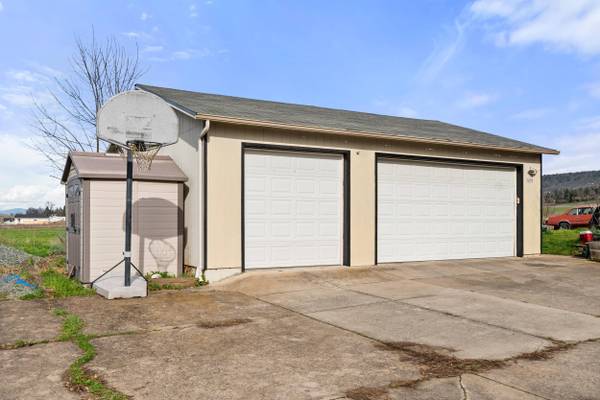 3093 Paul CIR, Medford, OR 97504