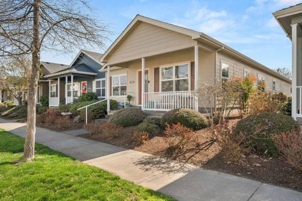 659 Blue Moon DR, Central Point, OR 97502
