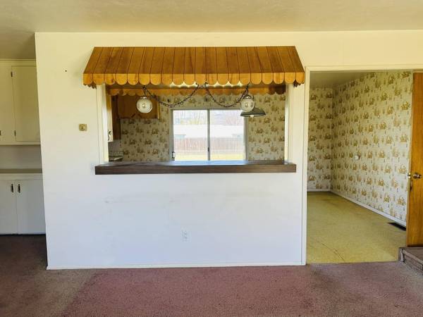 1755 Peach ST, Medford, OR 97501
