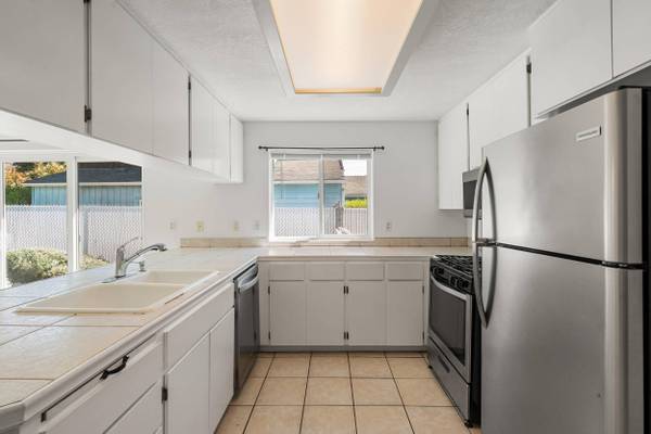 943 Hopkins RD, Central Point, OR 97502