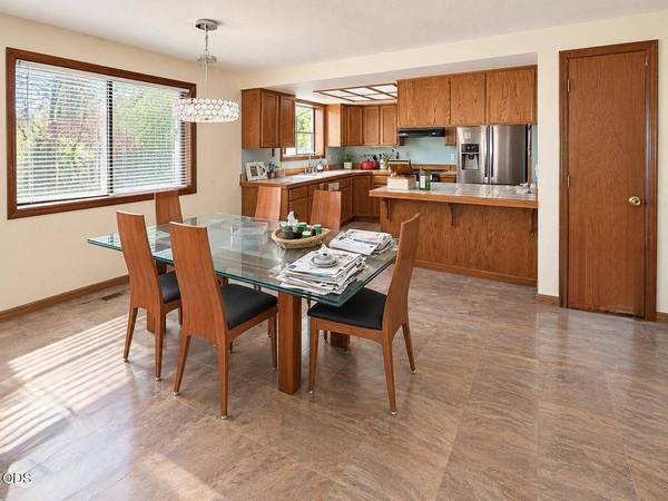 523 Golf View DR, Medford, OR 97504