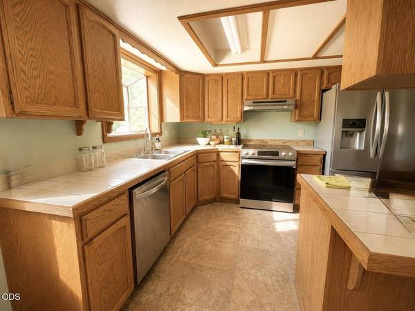523 Golf View DR, Medford, OR 97504