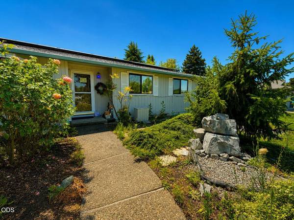 523 Golf View DR, Medford, OR 97504