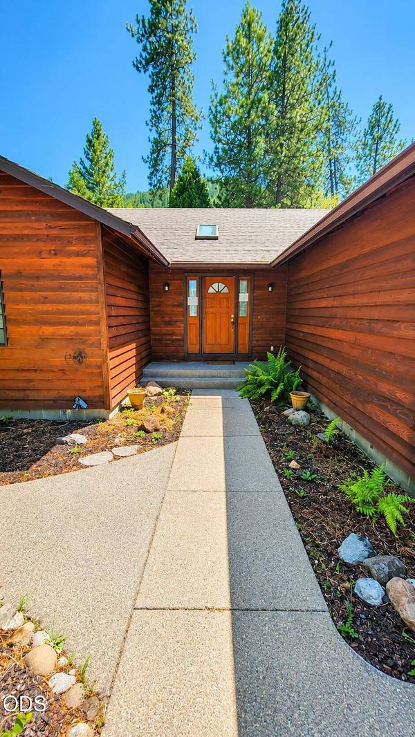 220 Osprey Glen LN, Grants Pass, OR 97526