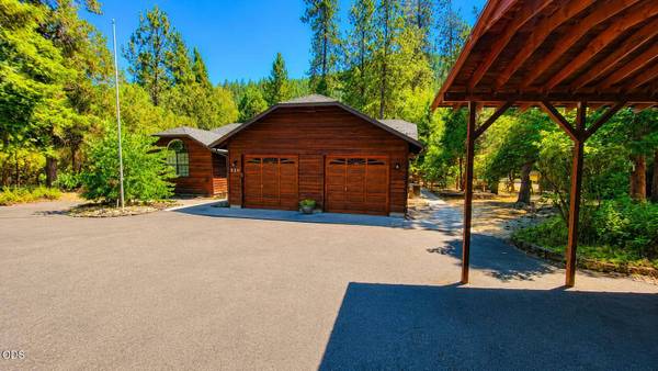 220 Osprey Glen LN, Grants Pass, OR 97526