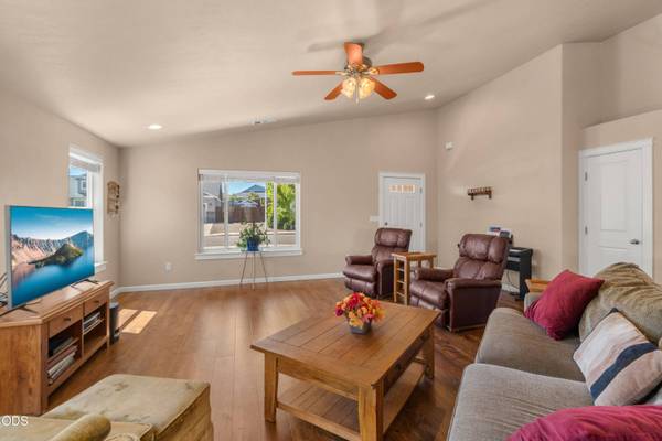 128 Cedric CT, Eagle Point, OR 97524