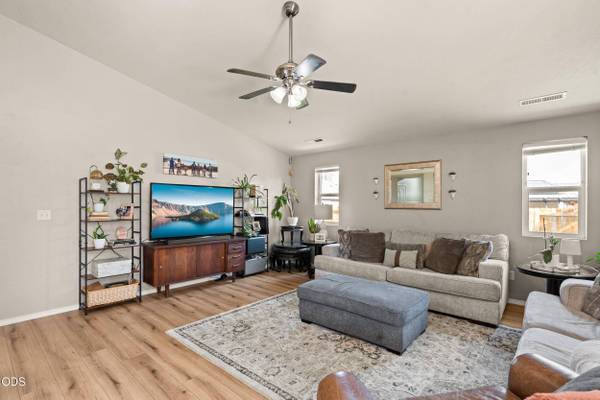 908 Archer DR, Medford, OR 97501