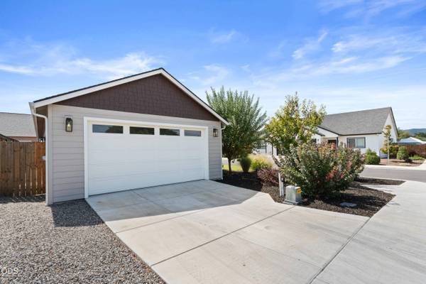 305 Moody LN, Medford, OR 97501
