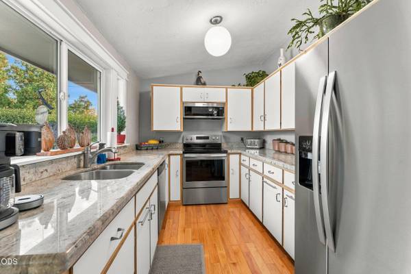 910 Crown AVE, Central Point, OR 97502
