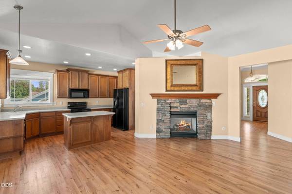 635 Cedarwood DR, Eagle Point, OR 97524