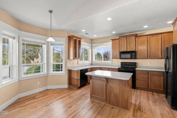 635 Cedarwood DR, Eagle Point, OR 97524