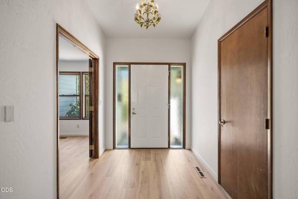 890 Twin Pines CIR, Ashland, OR 97520