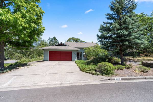 890 Twin Pines CIR