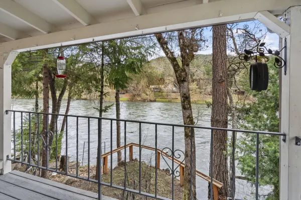 22292 Highway 62, Shady Cove, OR 97539