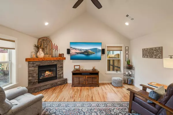 105 Huntley LN, Phoenix, OR 97535