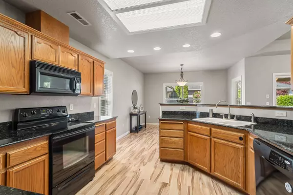 902 Crystal DR, Eagle Point, OR 97524