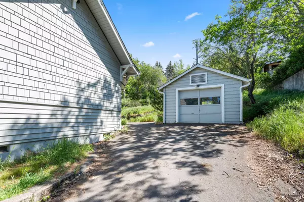 1320 Madrone ST, Ashland, OR 97520