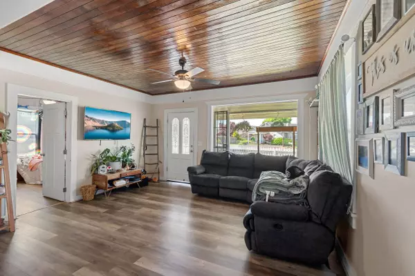 2772 Merriman RD, Medford, OR 97501