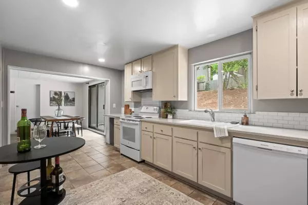 880 3rd ST, Jacksonville, OR 97530