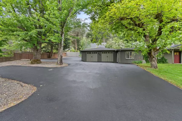 880 3rd ST, Jacksonville, OR 97530