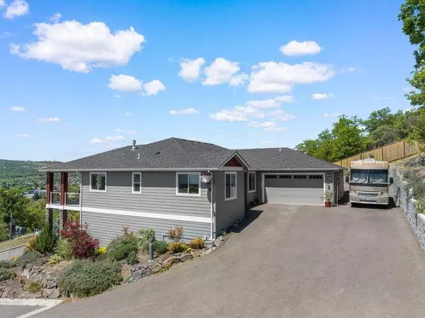 272 Cambridge TER, Eagle Point, OR 97524
