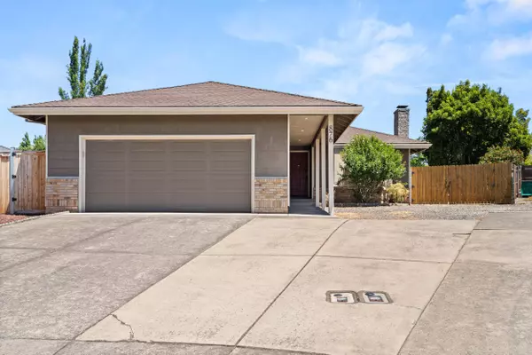 876 Ridgeway CIR, Medford, OR 97504
