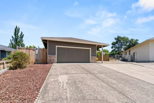 876 Ridgeway CIR, Medford, OR 97504