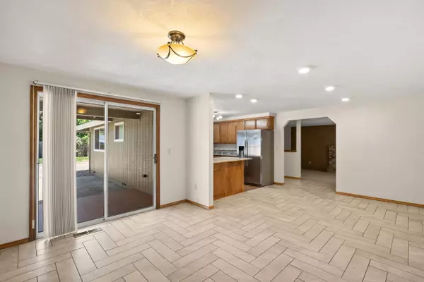 876 Ridgeway CIR, Medford, OR 97504