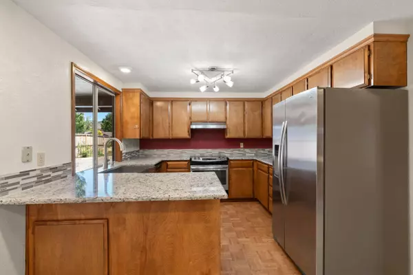 876 Ridgeway CIR, Medford, OR 97504