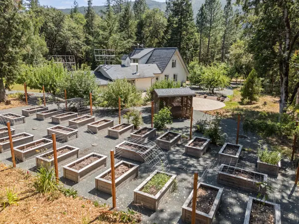 3806 Jumpoff Joe Creek RD, Grants Pass, OR 97526