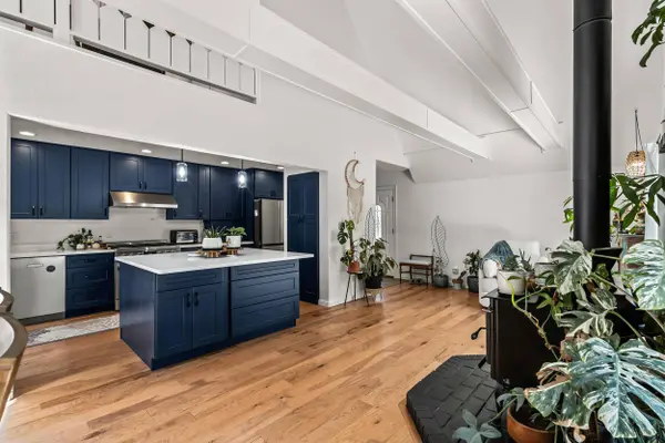 3806 Jumpoff Joe Creek RD, Grants Pass, OR 97526