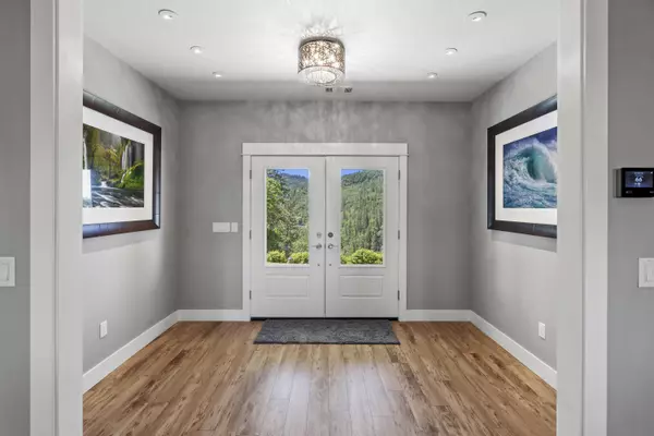 103 Summit DR, Shady Cove, OR 97539