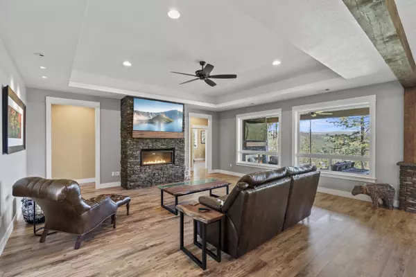 103 Summit DR, Shady Cove, OR 97539