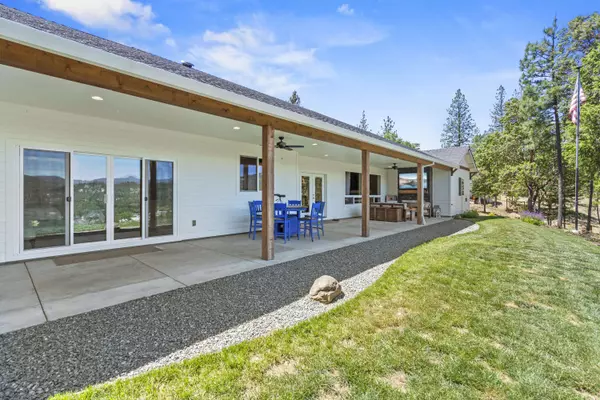 103 Summit DR, Shady Cove, OR 97539