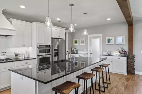 103 Summit DR, Shady Cove, OR 97539