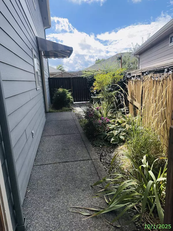 2770 Parkwood Village LN, Central Point, OR 97502