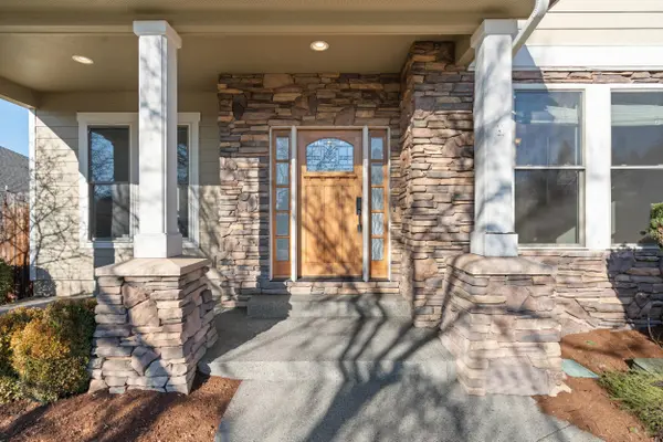 78 Greenmoor DR, Eagle Point, OR 97524