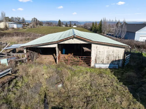 3800 Old Stage RD, Central Point, OR 97502