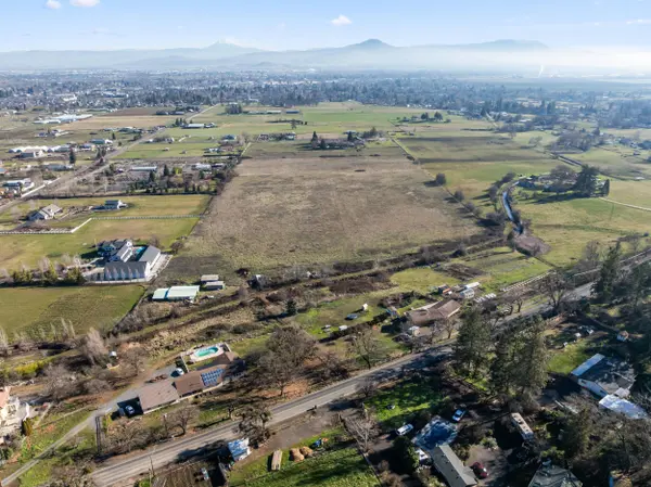 3800 Old Stage RD, Central Point, OR 97502