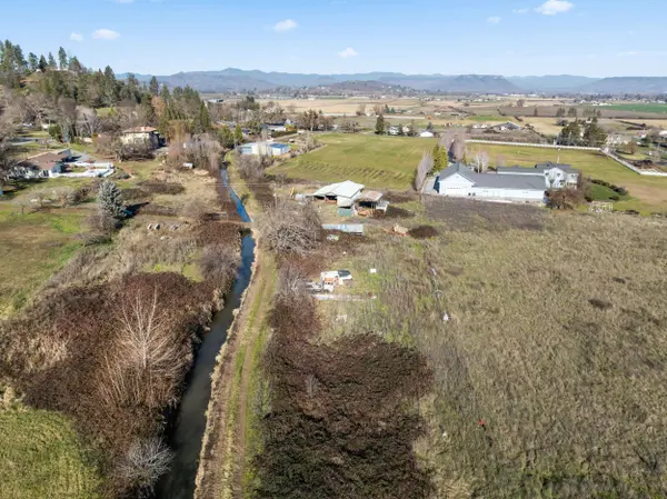 3800 Old Stage RD, Central Point, OR 97502