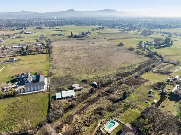 3800 Old Stage RD, Central Point, OR 97502