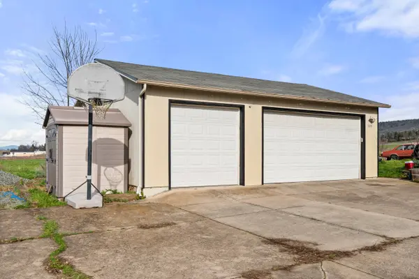 3093 Paul CIR, Medford, OR 97504