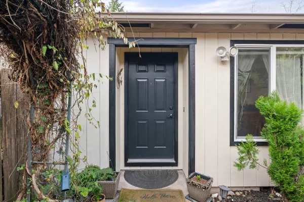 3093 Paul CIR, Medford, OR 97504