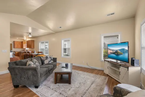 659 Blue Moon DR, Central Point, OR 97502