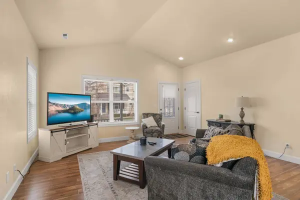 659 Blue Moon DR, Central Point, OR 97502