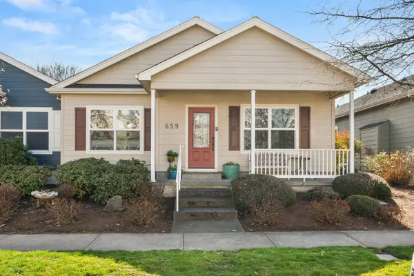 659 Blue Moon DR, Central Point, OR 97502