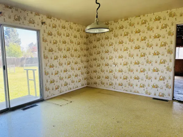 1755 Peach ST, Medford, OR 97501