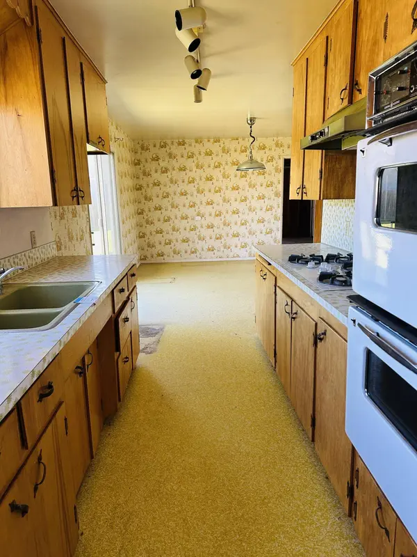 1755 Peach ST, Medford, OR 97501